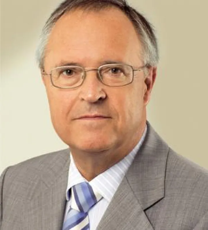 Der Autor Hans Eichel, früherer Finanzminister präsentiert den Bildband