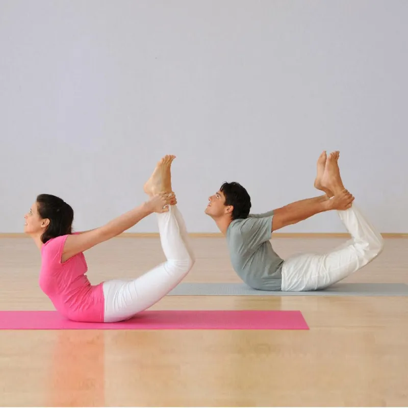 Fotonachweis: Sivananda Yoga. Bogen (Dhanurasana) /  Wirkung: Belebt die Rückenmuskeln und hält die Wirbelsäule beweglich. Massiert die Bauchmuskeln und regt die Verdauung an.