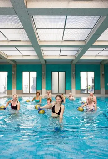 Gewichtsreduktion durch AquaCycling: In Bad Krozingen purzeln die Pfunde dank effizientem Ausdauertraining Bild: Gewichtsreduktion durch AquaCycling: In Bad Krozingen purzeln die Pfunde dank effizientem Ausdauertraining