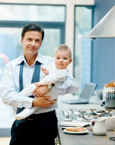 Bild: Vater werden ist nicht schwer, Vater sein dagegen sehr – mittelstand-und-familie.de hilft, die Bedürfnisse von Vätern mit ihrer Arbeit zu vereinbaren
