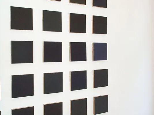 Bild: Gerhard Langenfeld: Schwarz und mehr Farben im Dommuseum Frankfurt am Main