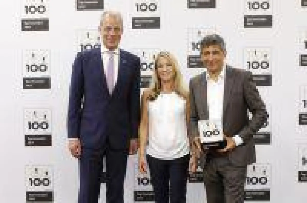 TV-Moderator Ranga Yogeshwar übereicht das TOP 100-Siegel an CSS-Vorstand Michael Friemel und Marketing-Chefin Verena Quell