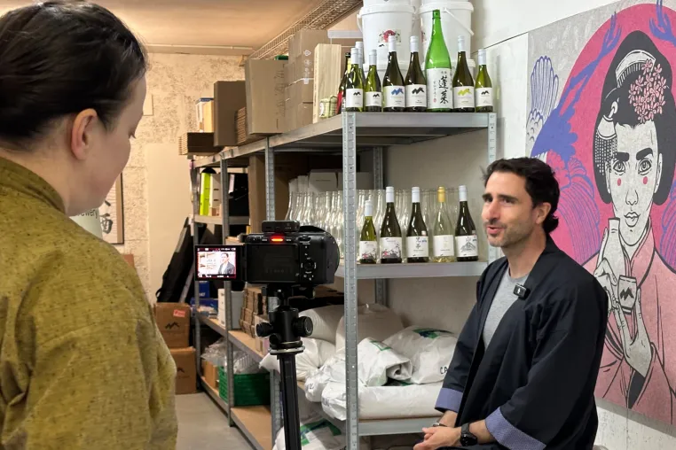 Japanische Filmemacherin dreht bei YamaSake in der Schweiz Bild: Japanische Filmemacherin dreht bei YamaSake in der Schweiz