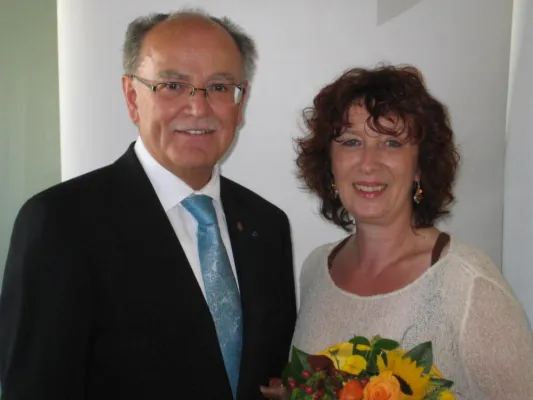 Bild: Bezirksmedaille an Agnes M. Forsthofer vom Linkshänder e.V.