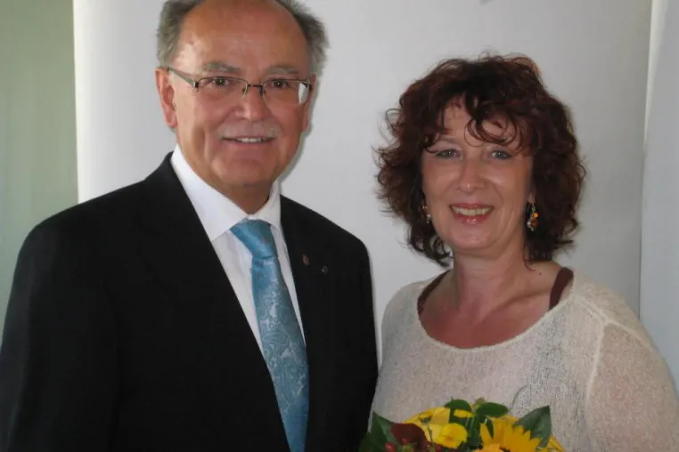 Bild: Bezirksmedaille an Agnes M. Forsthofer vom Linkshänder e.V.