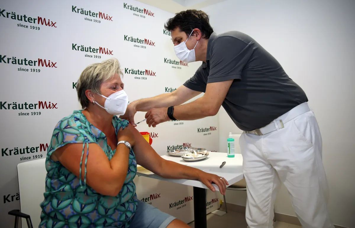 Betriebsarzt Dr. Tobias Weigand impft bei Kräuter Mix eine Mitarbeiterin gegen das Coronavirus. (© Michael Kämmerer / Kräuter Mix)
