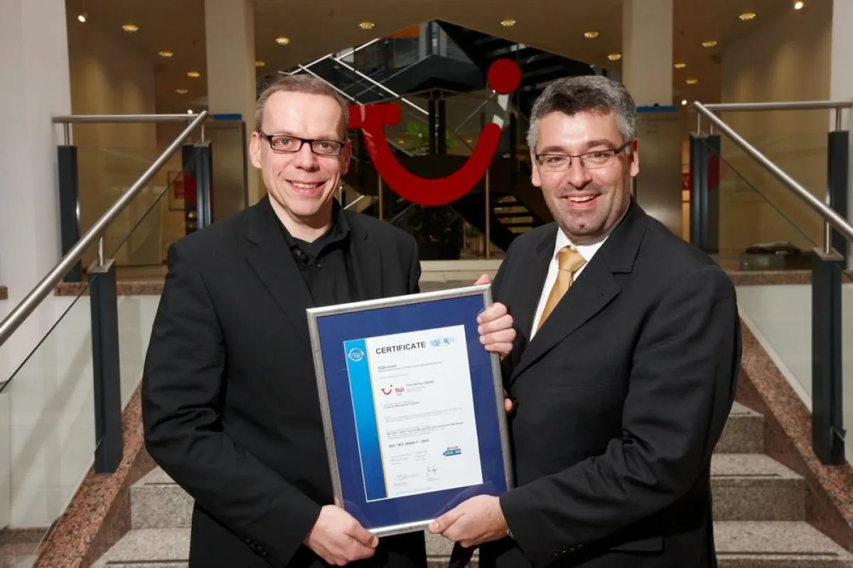 Oliver Krull (links) und Michael Cares (beide TUI InfoTec) mit dem offiziellen Zertifikat der ISO 20000