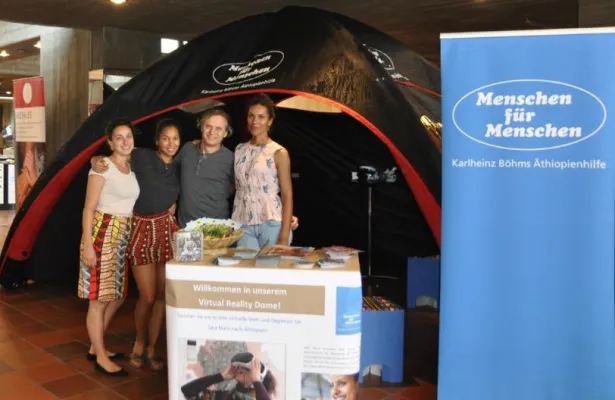 Stiftung Menschen für Menschen auf dem YOU Summer Break 2017 – Europas größtem Jugendevent in Berlin Bild: Stiftung Menschen für Menschen auf dem YOU Summer Break 2017 – Europas größtem Jugendevent in Berlin