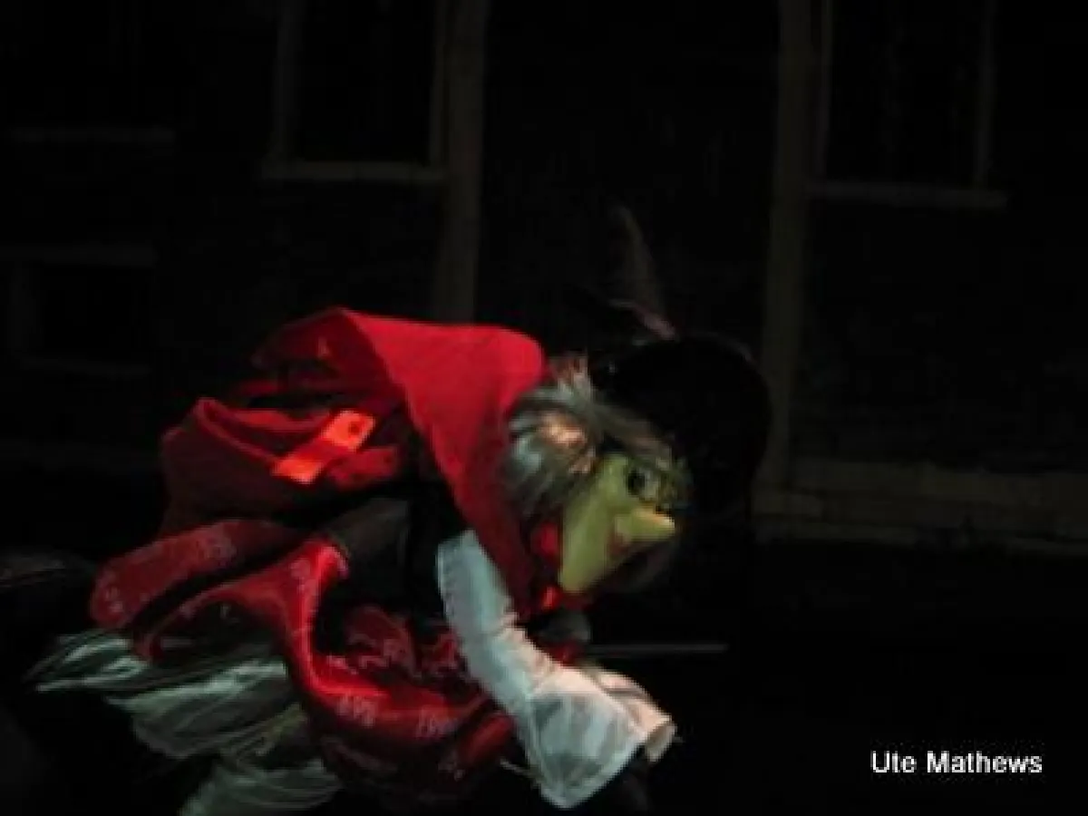 Befana fliegt auf ihrem  Besen durch Venedig