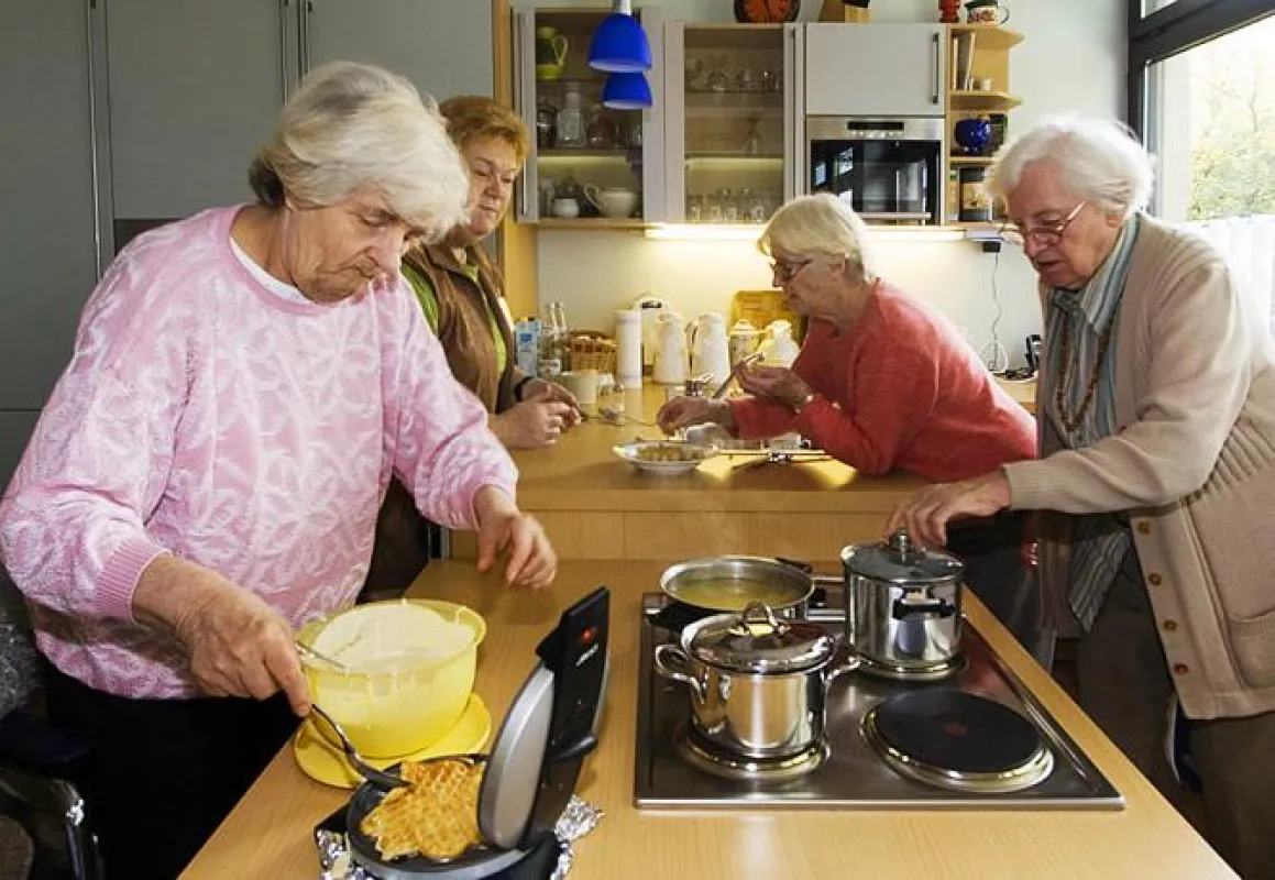 In der WG-Küche werden Waffeln gebacken... Pressefoto: ujesko, Abdruck bei Nennung des Bildautors honorarfrei, Beleg erbeten. (Weitere Fotos aus der Wohngemeinschaft Rheinelbepark sind gegen Honorar e