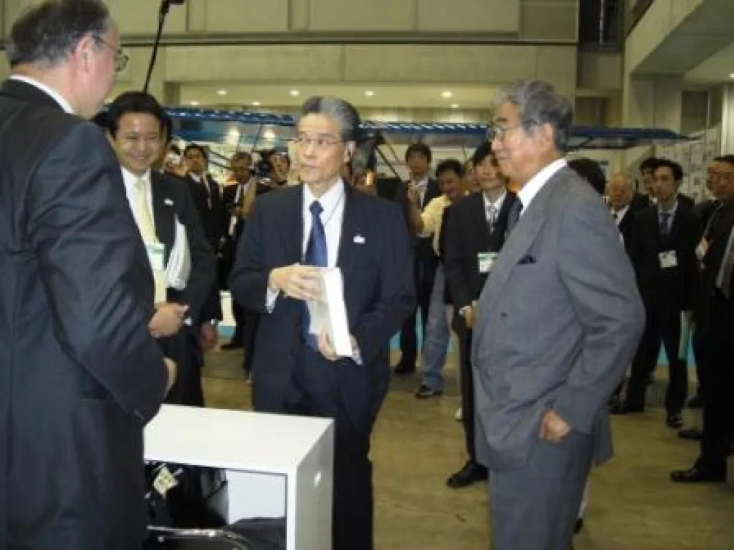 Gouverneur von Tokyo am Messestand von Blaschke Umwelttechnik
