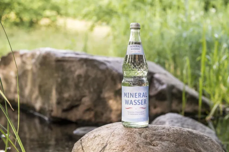 Bild: Gut verpackt: Mineralwasser ist ein sicheres Getränk an heißen Tagen