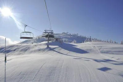 Bild: Wintersportfans jubeln: Beste Verhältnisse auf den Pisten der SkiWelt