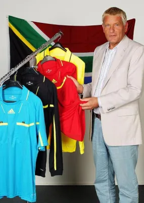 Bild: Pünktlich zur Fußballweltmeisterschaft 2010: WM-Kollektion mit Charityfaktor bei SchiedsrichterWelt