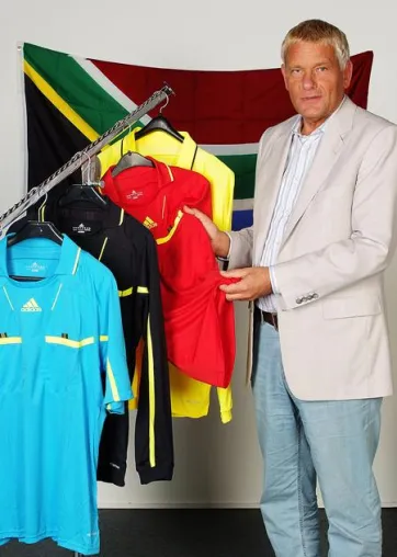 Bild: Pünktlich zur Fußballweltmeisterschaft 2010: WM-Kollektion mit Charityfaktor bei SchiedsrichterWelt