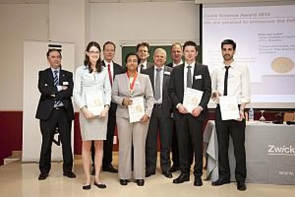 Die glückliche Gewinnerin des Zwick Science Awards Debrupa Lahiri (Bildmitte)