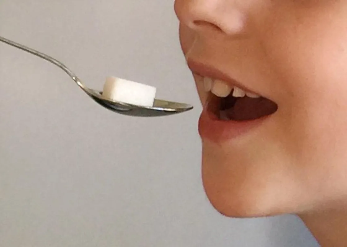 Drei Tropfen des Impfstoffes auf einem Würfel Zucker begründeten den Erfolg der Schluckimpfung.