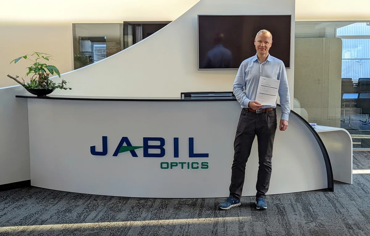 Pascal Grahnert, Geschäftsführer von Jabil Optics, bei der Vorstellung des neuen Spendenprogramms.