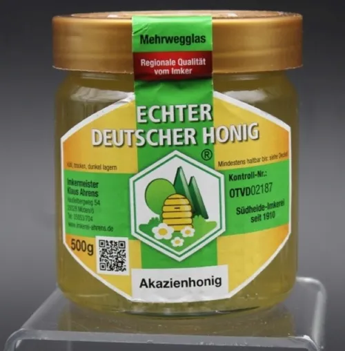 Ein flüssiges Meisterwerk der Natur: Frischer Akazienhonig der Traditionsimkerei Ahrens Bild: Ein flüssiges Meisterwerk der Natur: Frischer Akazienhonig der Traditionsimkerei Ahrens