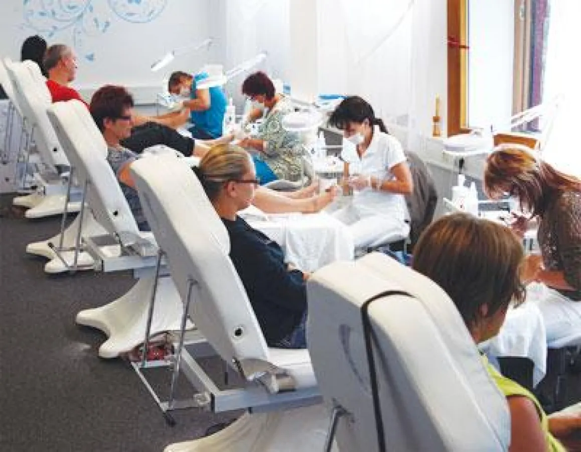 In kleinen Gruppen und praxisnah wird an der Akademie für Kosmetik und Wellness unterrichtet.