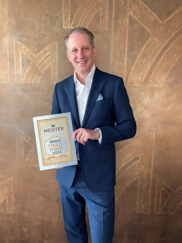 Meister-Geschäftsführer Fabian Meister mit der Gewinner-Urkunde Award „Trauring des Jahres 2024