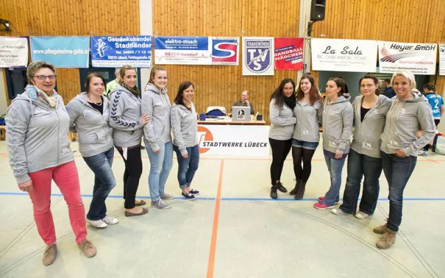 Bild: 2. Handballdamen der HSG Reinfeld/Hamberge mit neuen Sweatshirts