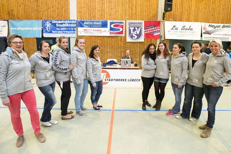 Bild: 2. Handballdamen der HSG Reinfeld/Hamberge mit neuen Sweatshirts