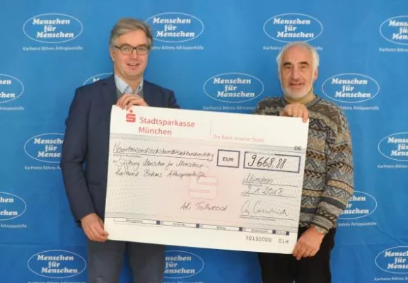 Bild: Stiftung Menschen für Menschen: Ehrenamtliche Helfer sammeln in München nahezu 10.000 Euro ein