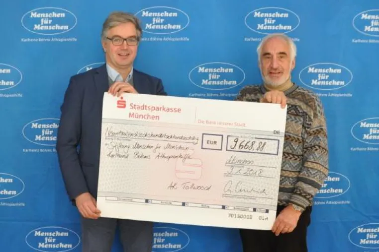 Bild: Stiftung Menschen für Menschen: Ehrenamtliche Helfer sammeln in München nahezu 10.000 Euro ein