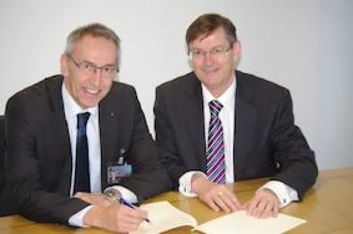 Hans-Joachim Molka, ROEMHELD-Geschäftsführer (links), und Clive Hickman, Geschäftsführer  MTC