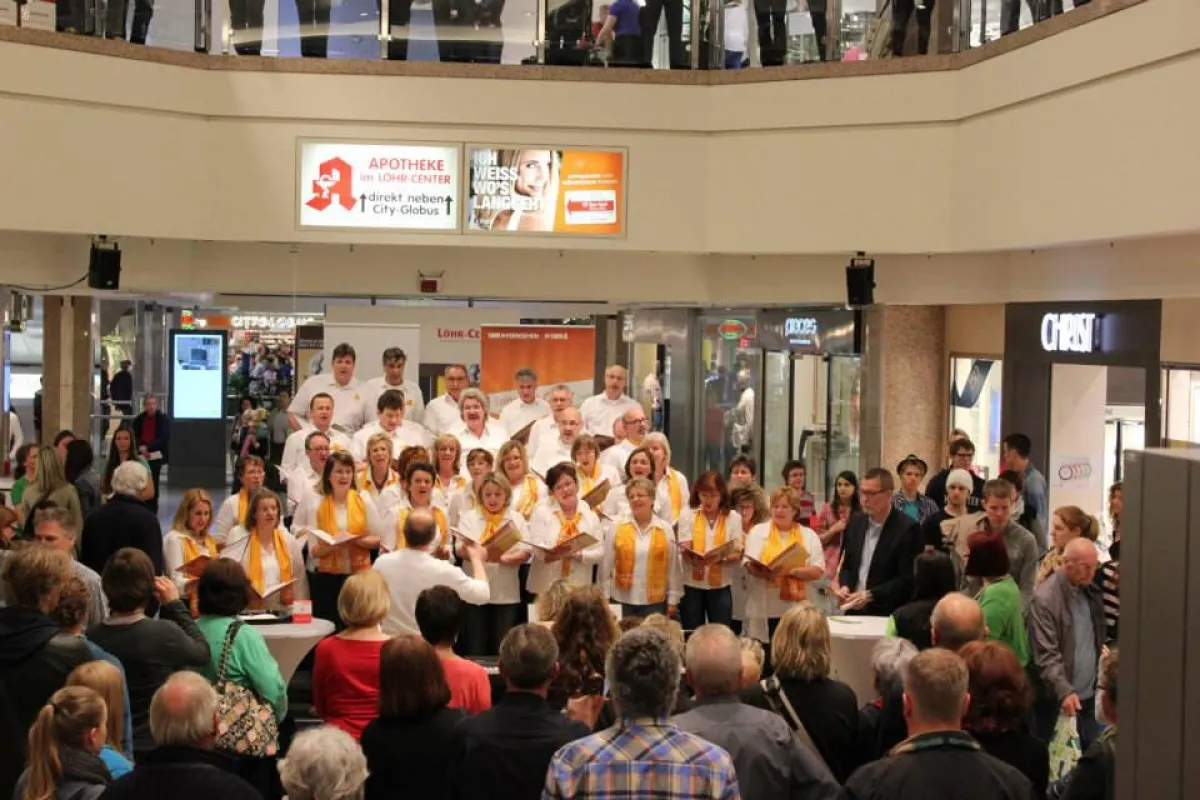 Der SonntagsChor Rheinland-Pfalz, im Mai 2013, in einem Center in Koblenz.