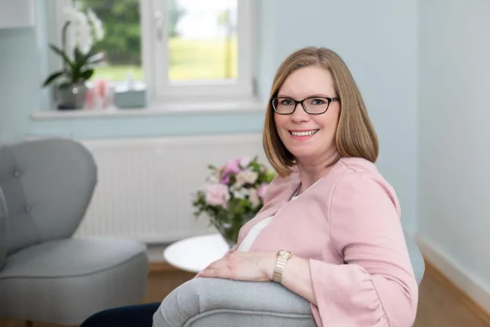 Bild: Ulrike Alt gewinnt den „Excellence-Award“ beim weltweit größten SpeakerSlam