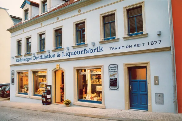 Traditionen verbinden: Radeberger Liqueurfabrik wird Partner der Dresdner Galopprennbahn Bild: Traditionen verbinden: Radeberger Liqueurfabrik wird Partner der Dresdner Galopprennbahn