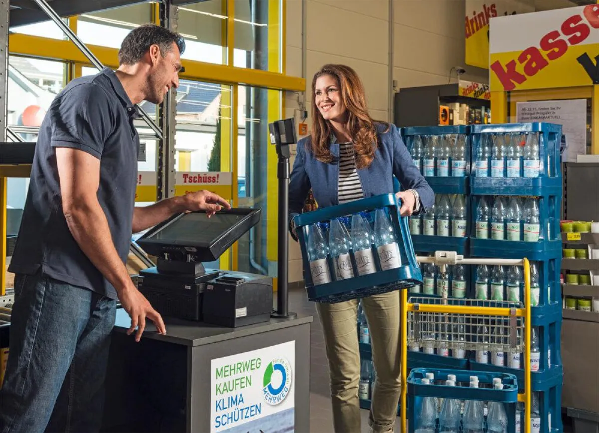 Bei der Rückgabe von Mehrwegflaschen im Kasten spart man wertvolle Zeit