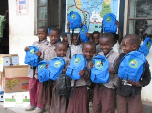 Bild: Afrikanische Schulanfänger tragen stolz Rucksäcke aus Schauenstein