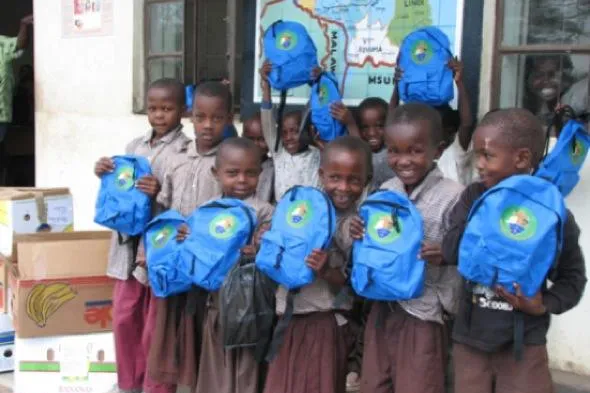 Bild: Afrikanische Schulanfänger tragen stolz Rucksäcke aus Schauenstein