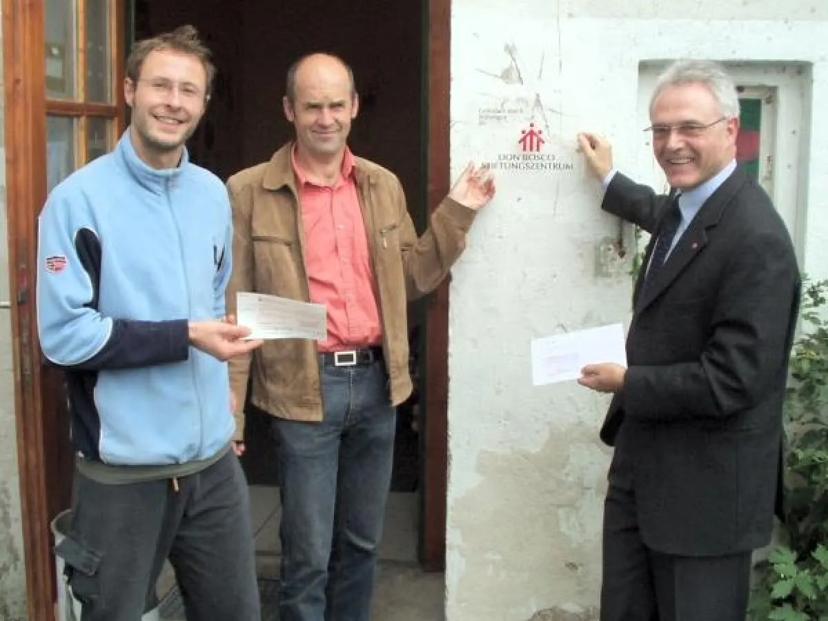 V.l.n.r.: Clubleiter Bernd Gassl, Trägervereinsvorsitzender Ignaz Dreyer, Direktor Pater Claudius Amann