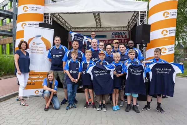 Bild: Neue Trikots für die Tischtennisspieler vom TSV Schlutup