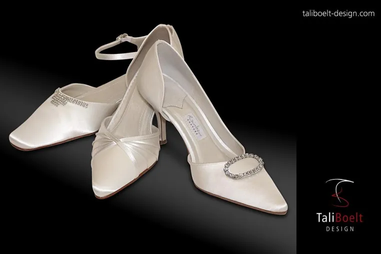 Die passenden Schuhe zum Traumkleid. Elsa Coloured Shoes erhältlich bei TaliBoelt Design. Bild: Die passenden Schuhe zum Traumkleid. Elsa Coloured Shoes erhältlich bei TaliBoelt Design.