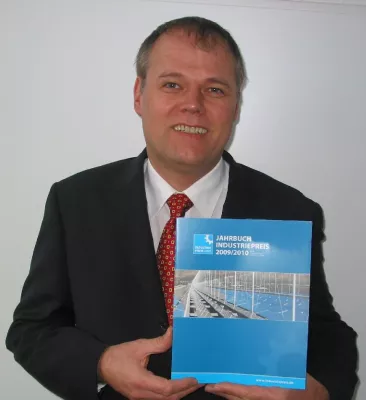 Bild: Hersteller für zahnärztliche Instrumente Dr. Walser Dental im Jahrbuch Industriepreis verewigt