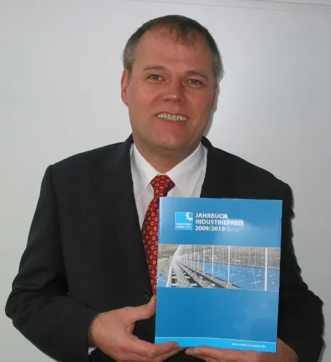 Hersteller für zahnärztliche Instrumente Dr. Walser Dental im Jahrbuch Industriepreis verewigt Bild: Hersteller für zahnärztliche Instrumente Dr. Walser Dental im Jahrbuch Industriepreis verewigt