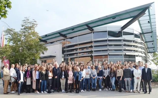 Bild: HdWM-Präsident Prof. Dr. Michael Nagy begrüßt 140 Erstsemester in sechs Studiengängen - Neuer Höchstwert