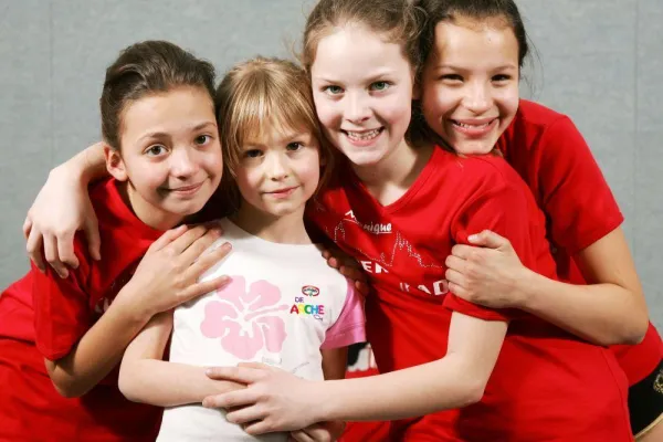 Bild: Krüger erfüllt Herzenswünsche im Rahmen der bundesweiten Arche-Aktion „Puzzle der Wünsche“