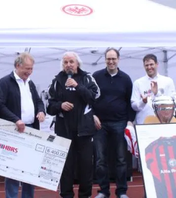 Bild: Spende aller 16 teilnehmenden Teams am NAI apollo group Soccer Cup geht an den Behindertensport