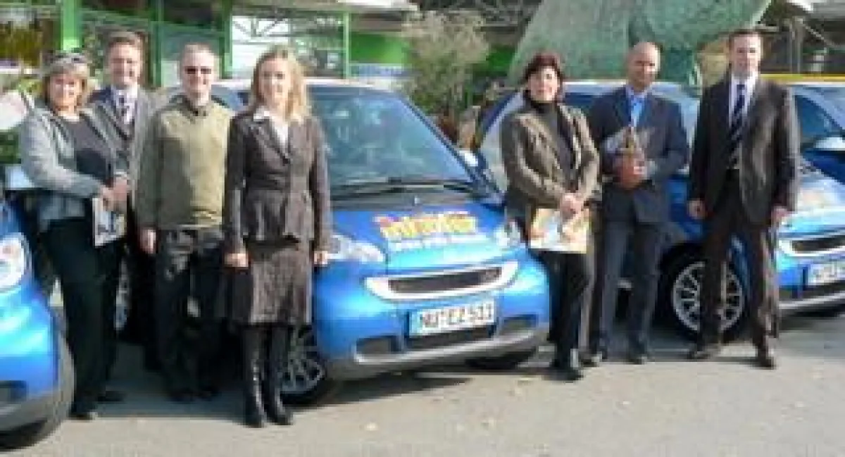 Manuela Zinn, Edgar Inhofer, Thomas Mayer, Melanie Inhofer, Andrea Merkle, Heiko Mallwitz und Stephan Hertel vom Smart-Center Senden bei der Übergabe der Smarts am Sonntag vor Möbel Inhofer in Senden.