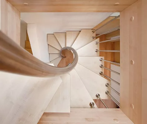 Bild: Bequemes Treppensteigen auf engem Raum – Sicher begehbare Raumgewinntreppen führen kein Nischendasein