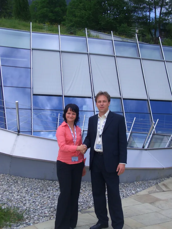 : Dr. Klaus Gheri, CTO von phion, und Stefanie Hensle, Key Account Managerin bei H+BEDV, besiegeln auf der phion Gipfelkonferenz die Partnerschaft