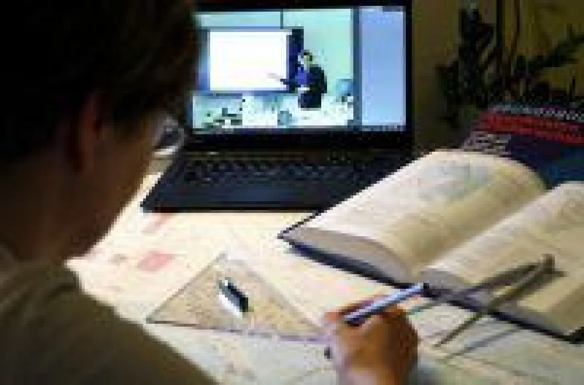 Schüler am Bildschirm mit Schulungsunterlagen