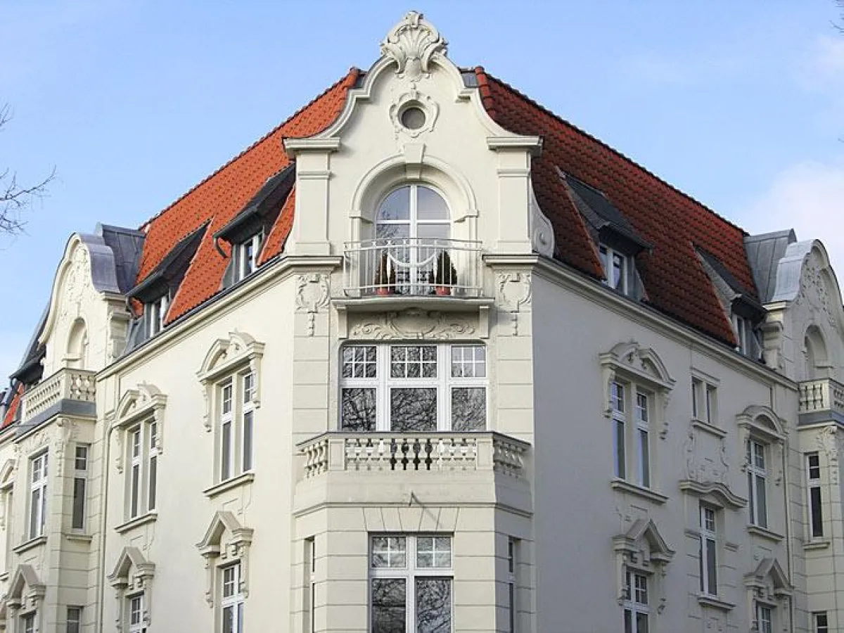 Gerade bei älteren Immobilien macht es Sinn, die Fenster durch neue, wärmegedämmte Fenster zu ersetzen. Das spart bis zu 75 Prozent Energie und wird vom Staat gefördert.