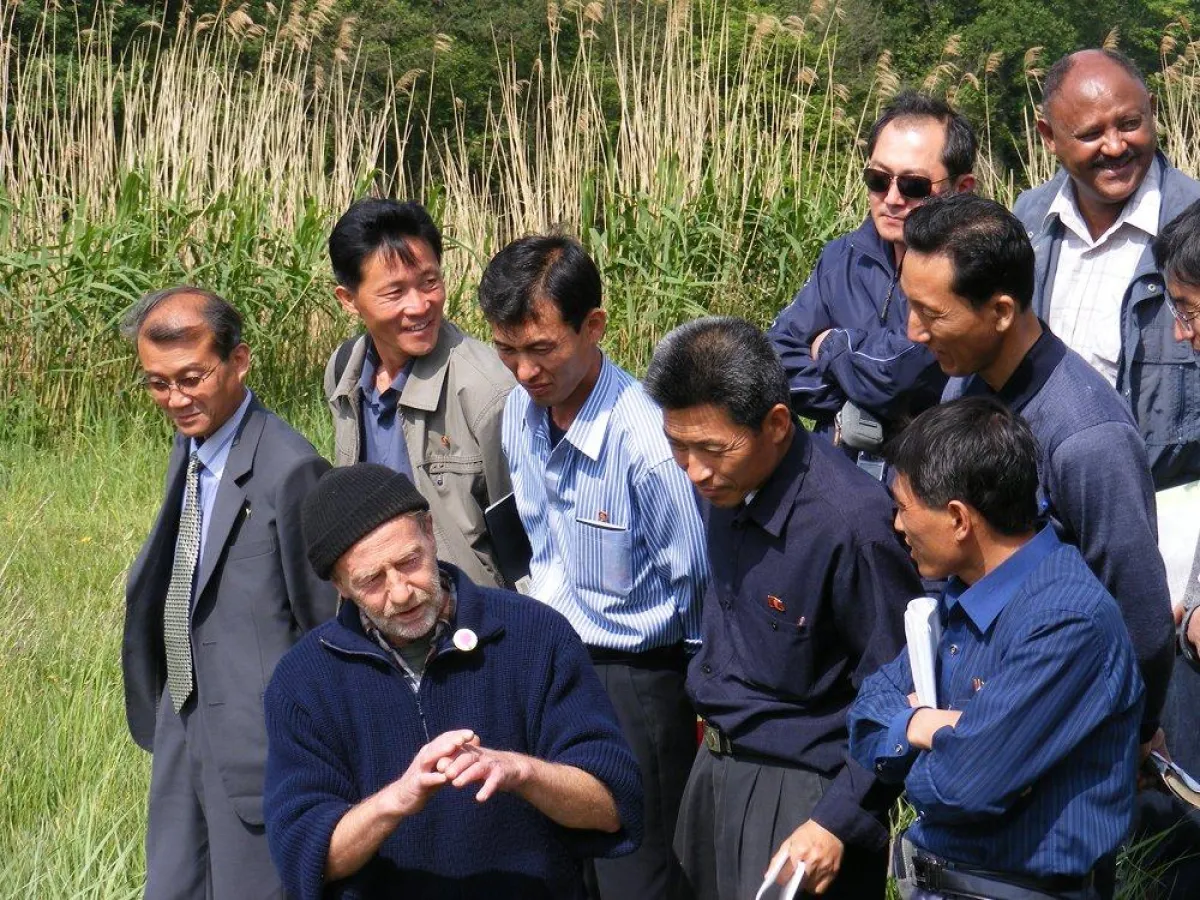 Aufmerksam verfolgen die koreanischen Teilnehmer den Ausführungen auf dem Demonstratonsbetrieb Ökologischer Landbau.